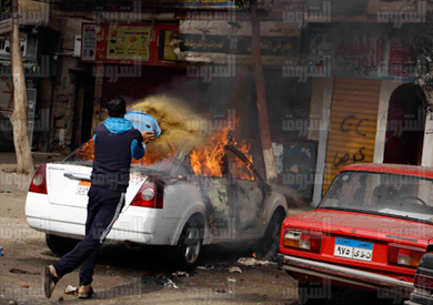 الأهالي حاولوا مساعدة محمود في السيطرة على حريق التاكسي بعد مرور مسيرة المطرية - تصوير: أحمد عبدالفتاح